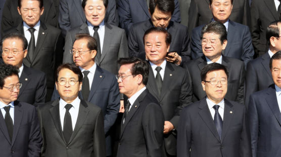 국감 복귀한 자유한국당 의원들, 검은 넥타이 맨 이유