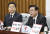 정우택 자유한국당 원내대표(오른쪽)가 31일 오전 서울 여의도 국회에서 열린 국정감사대책회의에서 모두발언하고 있다. 임현동 기자 