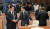 자유한국당 정우택 원내대표와 민경욱 의원이 1일 오전 국회에서 열린 의원총회에서 악수하고 있다.[연합뉴스]
