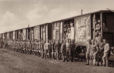 보급을 위해 잠시 정차한 체코 군단 열차의 모습. 