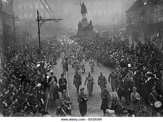 1919년 1월 체코 군단 장병이 신생 체코슬로바키아의 수도 프라하에서 귀국 행진을 하고 있다. 프라하의 중심뷘 바츨라프 광장이다. 