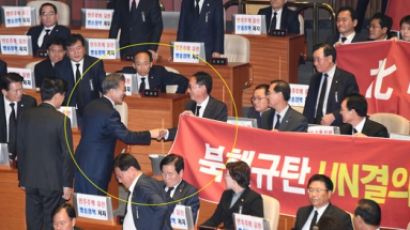 한 손엔 현수막·한 손은 악수…한국당 의원 “이쪽 올 줄 몰랐다”