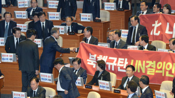 정부 규탄 현수막 든 한국당 의원에 악수 청한 문 대통령