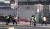 지난달 17일 낮 서울 종로구 주한미국대사관 앞에서 반미성향 청년단체 &#39;청년레지스탕스&#39; 회원 2명이 미국 비판 시위를 벌이다가 경찰에 붙잡히고 있다. [연합뉴스]