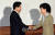 지난 2005년 박근혜 당시 한나라당 대표가 청와대에서 노무현 대통령을 만나 악수하고 있다. [연합뉴스]
