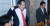 홍준표 자유한국당 대표가 2일 오후 서울 여의도의 한 식당에서 열린 3선 의원들과의 만찬 모임에 참석해 양복 자켓을 벗고 있다. [뉴스1]