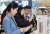 3일 아이폰 8 출시 행사가 열린 서울 광화문 KT스퀘어에서 고객들이 제품을 살펴보고 있다. [사진 KT]