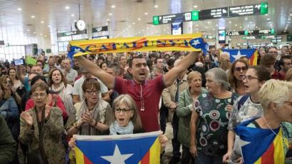스페인, 카탈루냐 수뇌부 8명 구속…항의 시위 “이것은 정의가 아닌 독재” 