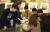 3일 오전 서울 중구 루프트커피에서 열린 SK텔레콤의 아이폰8 국내 출시 행사에서 바리스타들이 초청고객에게 커피를 내려주고 있다. [연합뉴스]