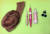 양모공예의 일종인 니들펠트 재료. 왼쪽부터 양모, 니들펠트 바늘(1구,3구,5구), 부자재(눈,코).