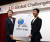 구본준 LG 부회장(왼쪽)이 2일 LG트윈타워에서 LG글로벌챌린저 수상자 대표 황기근(한동대 4학년)학생에게 입사 자격증을 전달하고 있다. [사진 LG]