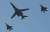 미국의 전략무기인 B-1B &#39;랜서&#39; 폭격기가 지난달 21일 오후 서울 국제 항공우주 및 방위산업 전시회(ADEX)가 열리는 경기도 성남시 서울공항 상공을 비행하고 있다.   백조 모습을 연상시켜 &#39;죽음의 백조&#39;라는 별명을 가진 랜서 폭격기는 마하 1.2로 비행할 수 있으며 기체 내부에는 34t, 날개를 포함한 외부는 27t까지 적재할 수 있다. [연합뉴스]