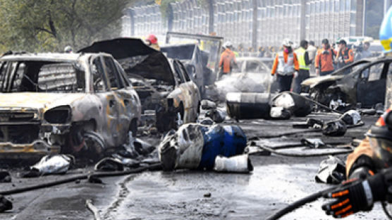 [사진] 폭격 맞은 듯 … 창원터널 앞 기름통 운반차 폭발 3명 사망