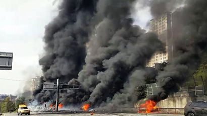 불붙은 윤활유통 70개, 폭탄처럼 차량 9대 덮쳤다