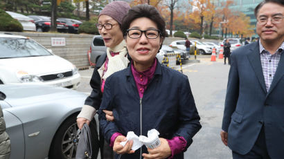 [서소문 사진관] 재판에서 무죄 선고 받고 웃는 박근령 전 육영재단 이사장