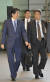 아베 신조 일본 총리(왼쪽)와 이마이 다카야 정무비서관. 이마이는 관료 출신 정무비서관으로 막후 실력자로서의 보폭을 넓히고 있다. [지지통신]
