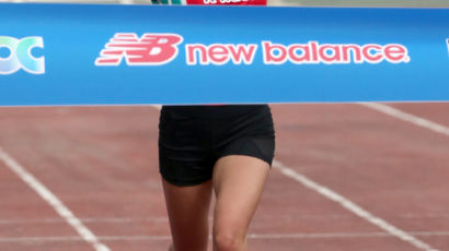 [중앙서울마라톤]여자부 우승 김도연 "마라톤 위해 커피와 빵 끊고 7kg 뺐어요" 