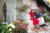 구례 예술인마을 ‘굿데이 갤러리펜션’의 서정수 대표와 부인 손영숙 화가가 펜션 마당에 있는 ‘제비의자’에 앉아 휴식을 취하고 있다. 프리랜서 장정필 