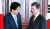 지난 9월 7일 문재인 대통령이 러시아 블라디보스토크 극동연방대에서 아베 신조 일본 총리와 한-일 정상회담 전 악수하고 있다. 청와대사진기자단