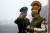 인도와 차이나 국경선 부근에서 대화를 나누는 두 국가 군인들. [중앙포토]