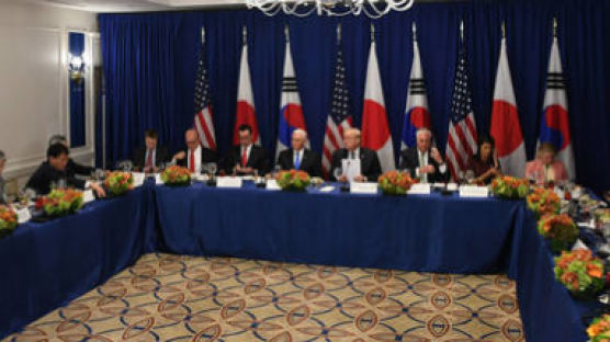 문 대통령, 트럼프·아베 면전서 “일본은 우리 동맹이 아니다”