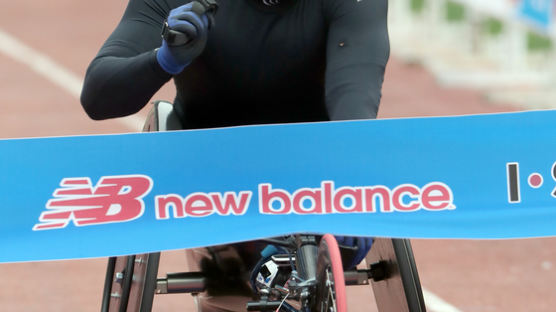 '휠체어 부문 우승자' 日 히로키 "중앙서울마라톤, 세계적인 대회로..."