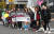 마라톤 여성 동호회원들이 참가한 동료 선수들을 응원하고 있다. 우상조 기자
