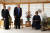 도널드 트럼프 미국 대통령(왼쪽 세 번째)이 6일 오전 일왕 거처에서 일왕 부부를 만나 인사를 나누고 있다. [도쿄 AP=연합뉴스] 