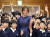 멜라니아 여사가 학생들과 손으로 브이자를 그려보이며 기념촬영하고 있다. [AP=연합뉴스]