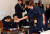 멜라니아 여사가 6일 도쿄 한 초등학교 4학년 서예수업을 방문해 한 학생과 악수하고 있다. [로이터=연합뉴스]