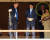 뒤에서 그 광경을 바라보던 렉스 틸러슨 미 국무장관도 트럼프 대통령의 잉어밥 주기에 웃음을 터뜨리는 모습을 보였다. [도쿄 AP=연합뉴스]