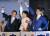지난달 22일 일본 중의원선거 마지막날 도쿄 아키하바라에서 유세를 하고 있는 아베 신조 총리(오른쪽)과 아소 다로 부총리 겸 재무상(왼쪽). [도쿄 EPA] 