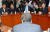 바른정당 통합파 김무성 의원과 자강파의 유승민 의원이 5일 밤 국회에서 열린 의원총회에서 마주 앉아 있다. [연합뉴스]