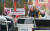 도널드 트럼프 미국 대통령이 국빈 방문한 7일 서울 광화문에서 진보단체 회원들이 경찰 차벽에 둘러싸여 있다. [연합뉴스]