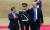 문재인 대통령과 트럼프 미대통령이 7일 오후 청와대에서 열린 공식환영행사에서 의장대 사열을 하고 있다. 청와대 사진기자단