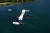미국 하와이 연안에 있는 USS 애리조나호 추모관(가운데 직사각형 형태의 건물). 그 아래에 희미하게 보이는 물체가 1941년 일본의 진주만 공습 때 폭격으로 침몰한 애리조나호 선체다. [중앙포토] 