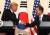 문재인 대통령과 도널드 트럼프 미국 대통령이 청와대에서 열린 공동기자 회견에서 악수하고 있다. [연합뉴스]