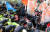 트럼프 미국 대통령 방한에 반대하는 민중당 및 한국진보연대 회원들이 7일 서울 세종로 이순신 동상앞에서 시위하고 있다. 강정현 기자