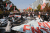 트럼프 미국 대통령 방한을 반대하는 &#39;NO트럼프공동행동&#39;의 집회가 서울 여의도 국회의사당 앞 도로에서 열렸다. 집회 끝무렵 소금을 뿌린 뒤 대형 현수막을 찢는 퍼포먼스를 벌였다. 신인섭 기자
