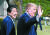 지난 6일 일본을 방문한 트럼프 대통령이 아베 총리와 도쿄 아카사카궁에서 오찬회담에 앞서 걸어가고 있다.트럼프 대통령은 아베 총리를 위해 &#34;김정은이 납치자를 보내 준다면 굉장한 시그널이 될 것&#34;이라고 말했다. 그러면서 미국 상품의 일본 시장 개방을 강하게 요구했다.      [연합=AP]