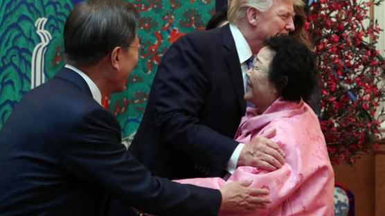 아베 한방 먹인 사진 한 장…트럼프, 위안부 할머니 안아주다