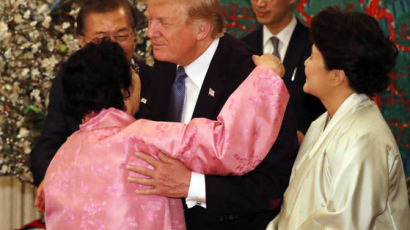 일본 언론, 트럼프 대통령과 이용수 할머니 포옹에 높은 관심 
