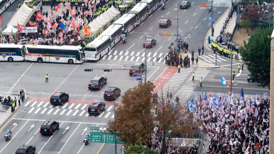 반트럼프 시위대 몰려들자, 문재인 정부 첫 차벽 등장