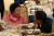 일본군 위안부피해자인 이용수 할머니가 7일 오후 청와대 영빈관에서 열린 국빈만찬장에 참석해 임종석 대통령 비서실장과 대화하고 있다. [연합뉴스]