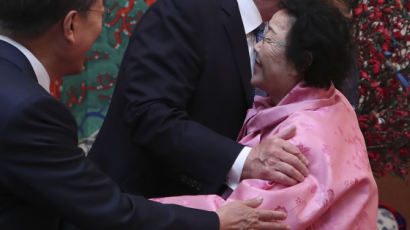 [사진] 위안부 피해자 할머니 포옹한 트럼프