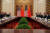 도널드 트럼프 미국 대통령과 리커창 중국 총리가 참석한 가운데 9일 베이징 인민대회당에서 미·중 확대 정상회담이 열리고 있다. [베이징 AP=연합뉴스]