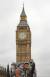 영국 런던의 엘리자베스 타워 앞에서 관광객이 사진을 찍고 있다. 런던은 파운드화 약세로 물가가 싸지면서 해외 관광객이 많이 찾는 도시 3위에 올랐다. [런던 AP=연합뉴스]
