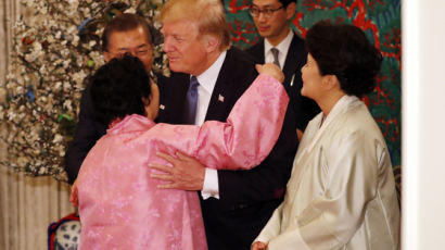 트럼프와 포옹한 이용수 할머니, 일본에 일침 “참견 마라”