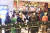 윤여준 작가의 네온 아트(왼쪽 벽면)와 그래피티로 꾸민 런던 셀프리지의 텐소울 팝업 스토어. 국내 디자이너 브랜드 10개의 옷이 나란히 걸려 있다.
