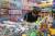 ‘짝퉁시장’으로 유명한 슈수이제(秀水街)에서 쇼핑하는 재러드 쿠슈너 백악관 특별보좌관. [연합뉴스] 